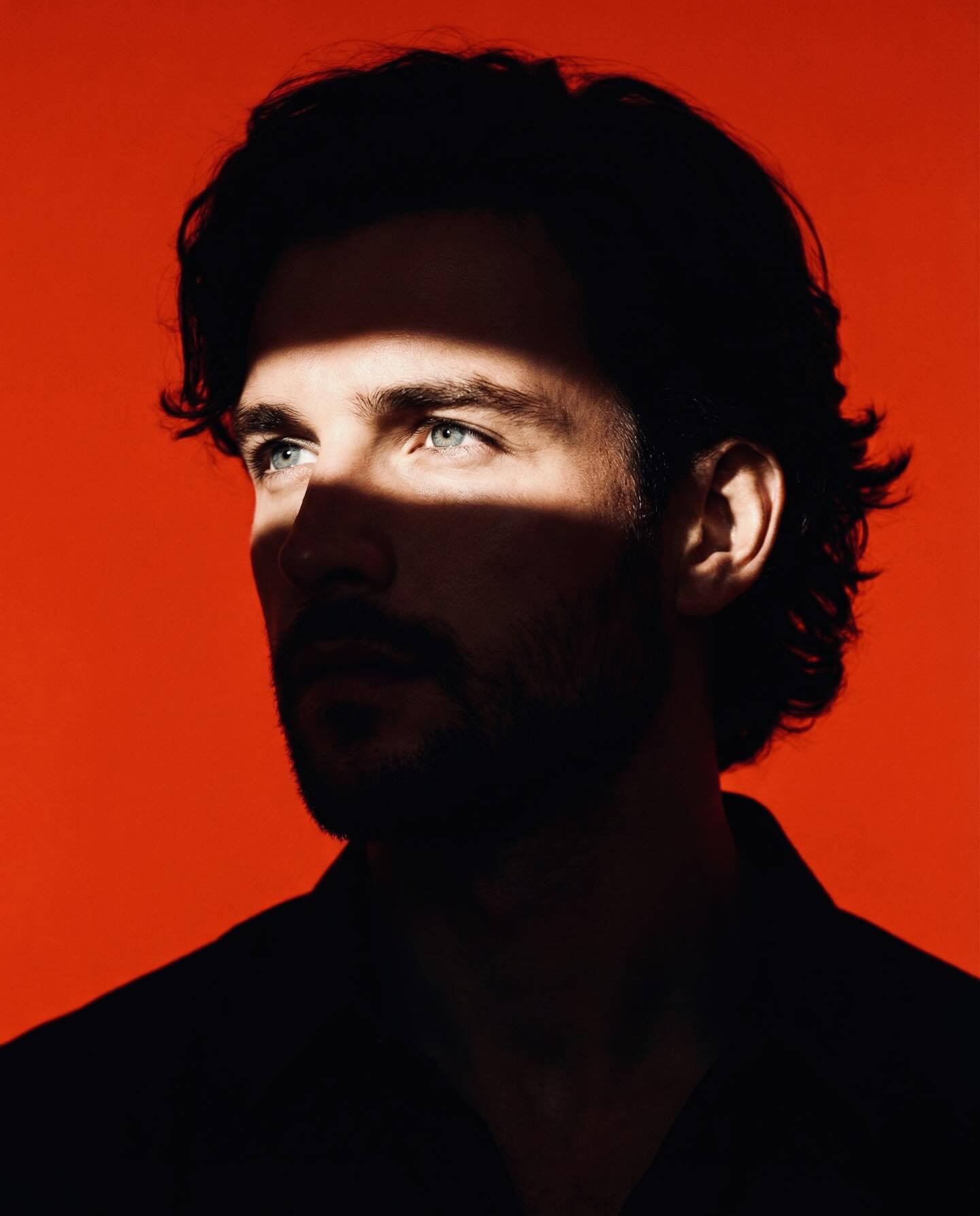 Hard light red background reference 2